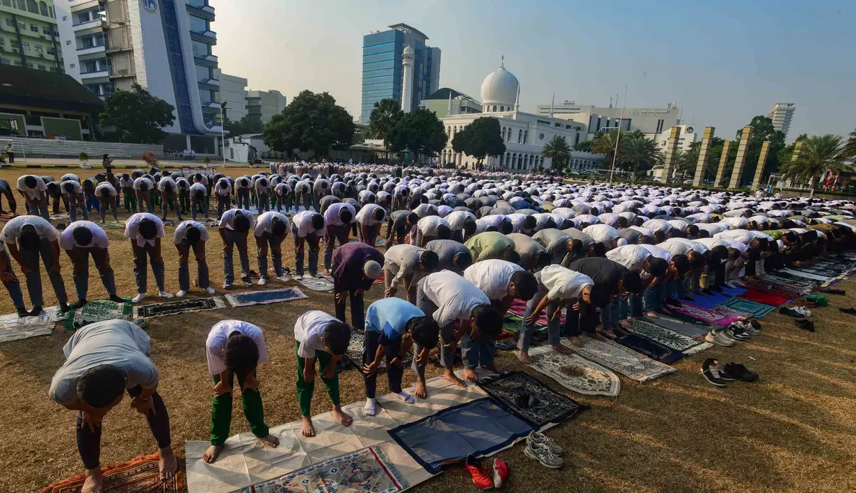 Umat Islam melaksanakan Shalat Istisqa di halaman Mesjid Al Azhar, Jakarta, Selasa, 1 September 2026. (KLY/ Arie Basuki).
