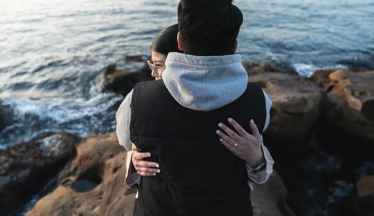 Kebagiaan Mitzi Abigail setelah menantikan momen tersebut. Ginting dan Mitzi tampak berpelukan. Mitzi juga memperlihatkan cincin di jari manisnya. [Instagram/sinisukanthony]