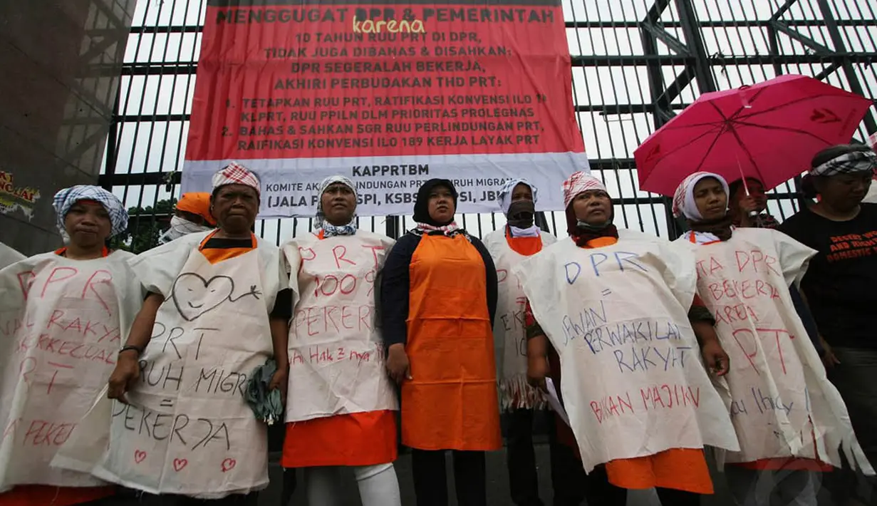 Aksi aktivis dari Jaringan Nasional Advokasi Pekerja Rumah Tangga (Jala PRT) di depan DPR, Jakarta, Selasa (25/11/2014). (Liputan6.com/Faizal Fanani)