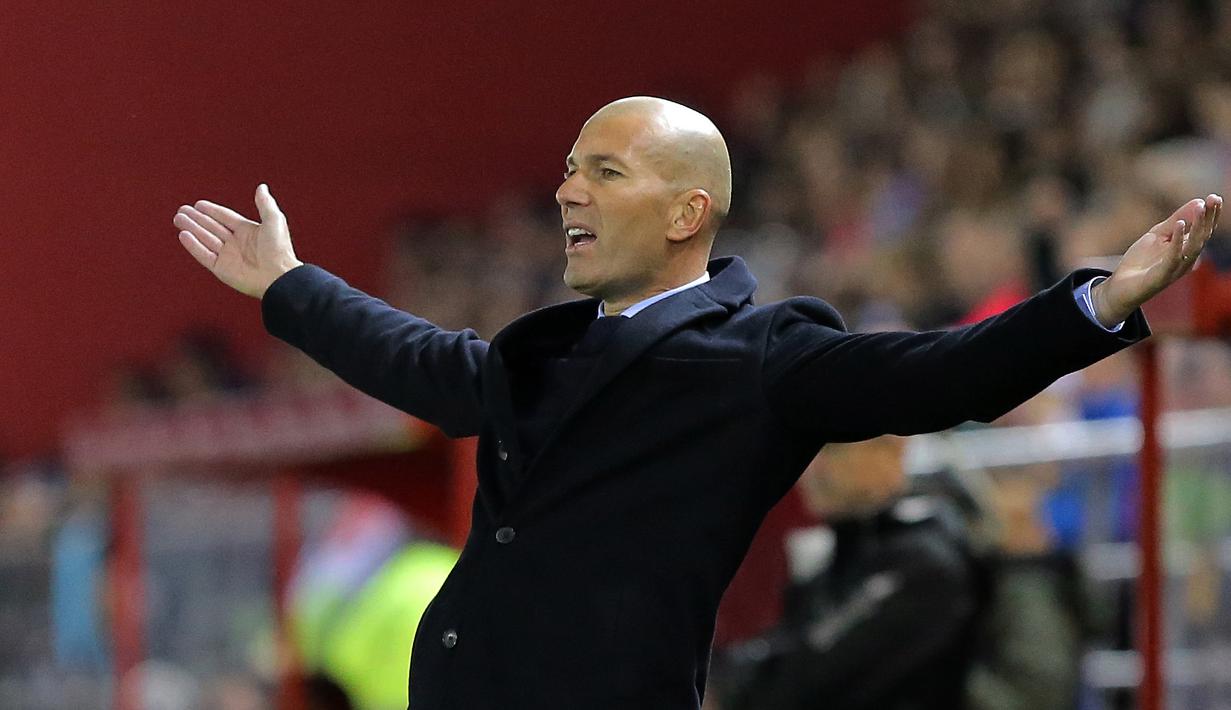 Ekspresi pelatih Real Madrid, Zinedine Zidane saat melihat timnya melawan CD Numancia pada laga Copa Del Rey di Nuevo Estadio Los Pajaritos stadium, Soria, (4/1/2018). Madrid menang 3-0. (AFP/Cesar Manso)