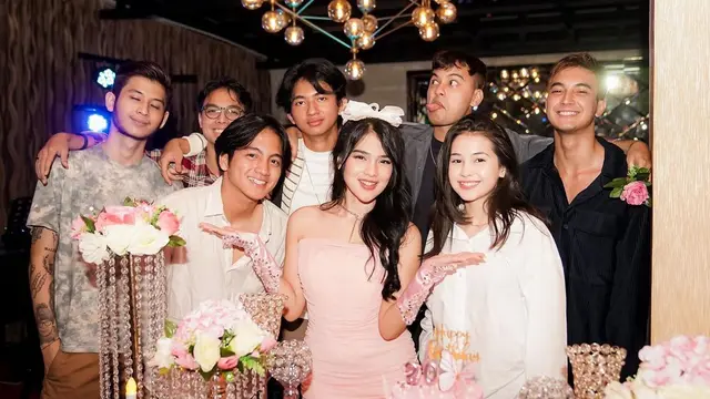 7 Momen Pesta Ulang Tahun Davina Karamoy yang ke-20, Tampil Curi Perhatian