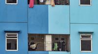 Pakaian milik WNI atau pekerja migran Indonesia terlihat memenuhi balkon di salah satu tower Rusun Nagrak, Cilincing, Jakarta, Rabu (22/12/2021). Rusun Nagrak kembali difungsikan menyusul lockdown RSDC Wisma Atlet Kemayoran pascatemuan varian Omicron. (merdeka.com/Iqbal S. Nugroho)