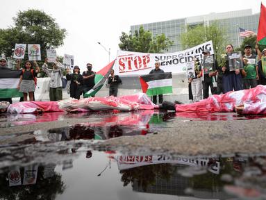 Aktivis dari organisasi Greenpeace Indonesia melakukan aksi "Seruan Global  dari Jakarta untuk Gaza" di depan Kedutaan Besar Amerika Serikat, Jakarta, Kamis (19/6/2025). (Liputan6.com/Herman Zakharia)