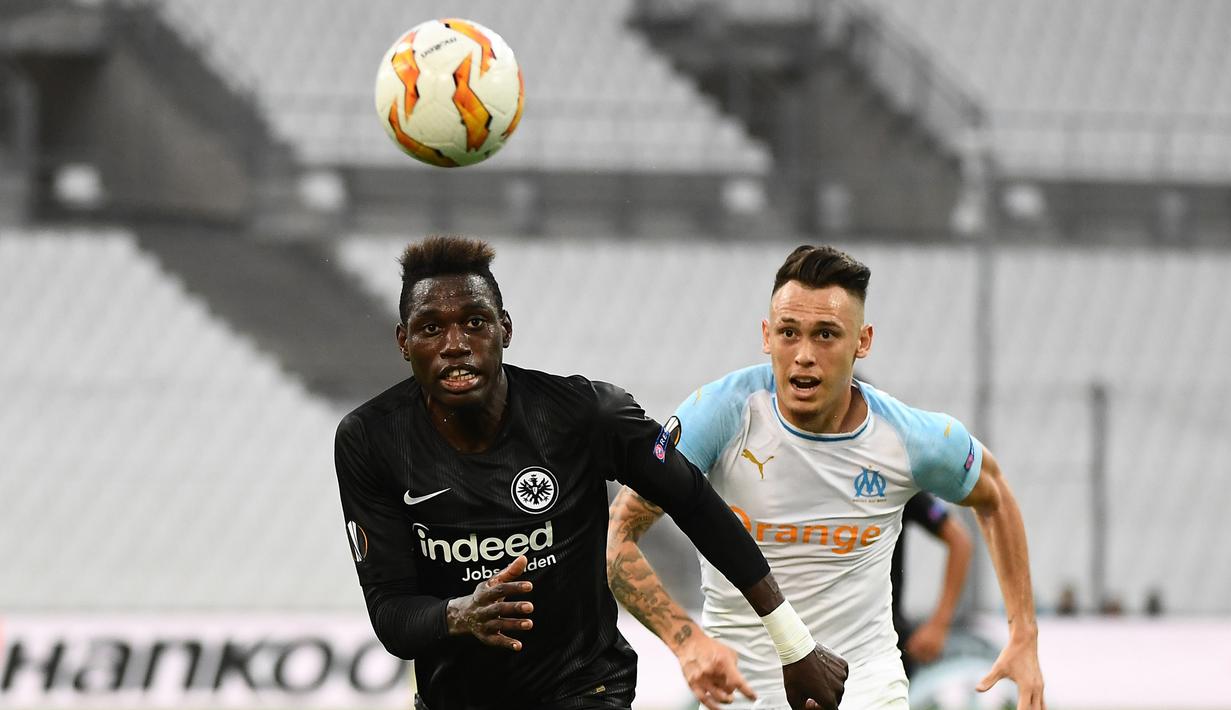 5. Danny da Costa (Frankfurt) - Danny Da Costa menjadi andalan Frankfurt untuk lini pertahanan. Kepiawaian Costa dalam bertahan serta membantu serangan amat membantu Frankfurt pada musim ini. Pemain asal Jerman ini bisa menjadi pelapis Trent-Alexander Arnold. (AFP/Boris Horvat)