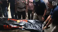Petugas memindahkan kantong jenazah dari ambulans ke RS Polri, Kramat Jati, Jakarta, Selasa (30/10). Pesawat Lion Air JT 610 dilaporkan hilang sekitar pukul 06.00 WIB. (Liputan6.com/Immanuel Antonius)