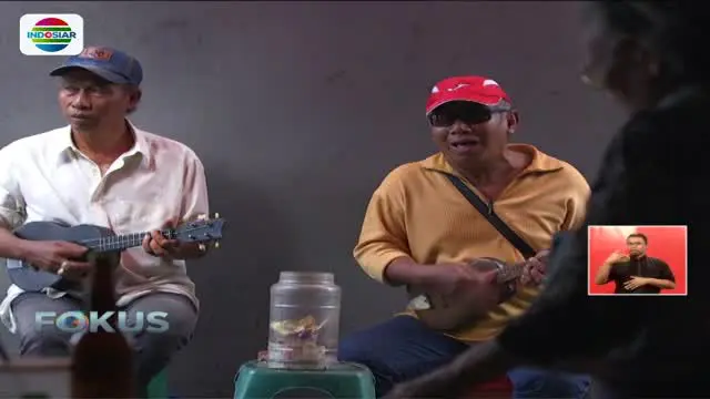 Kedai sate di Gang Lele, Jatinegara, Jakarta Timur, hadirkan hiburan sajian musik keroncong yang menimbulkan nostalgia kampung halaman.