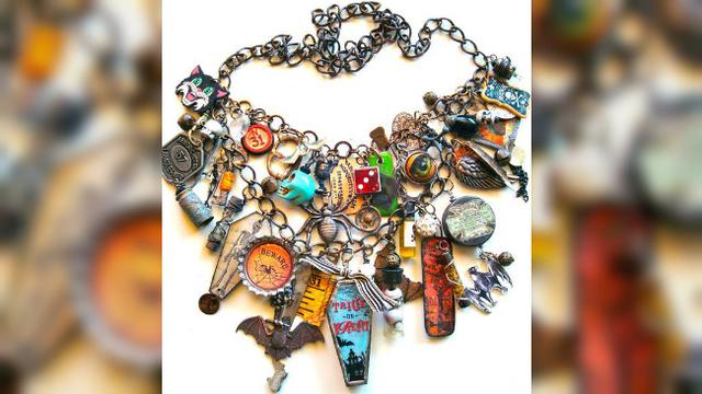 Dengan sentuhan kreativitas, barang yang sudah dianggap sebagai sampah pun bisa kembali dipakai menjadi perhiasan.