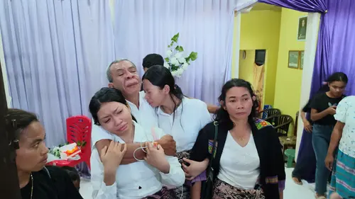 Orang tua dan adik dokter Icha saat melepaskan jenazah untuk dimakamkan.