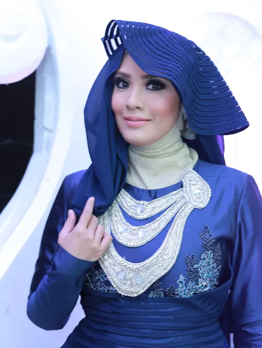 "Alhamdulillah launching wedding organizer dimana kita berkolaborasi dari teman arisan. Di sini saya lebih ke marketing, pas launching mudah-mudahan diberikan kelancaran," kata Elma Theana. (Galih W. Satria/Bintang.com)