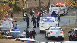Seorang wanita membawa tiga orang anak menjauh dari lokasi kecelakaan bus sekolah di Chattanooga, Tennessee, Senin (21/11). Bus sekolah yang membawa sekitar 35 anak itu rusak setelah menabrak sebuah rumah. (Courtesy of Chattanooga Fire Dept/via REUTERS)