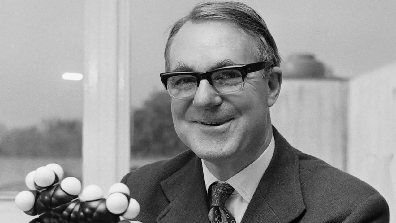 Sir John Conforth, ilmuan yang jadi Google Doodle hari ini (7/9/2017). (Sumber Foto: Famous People)
