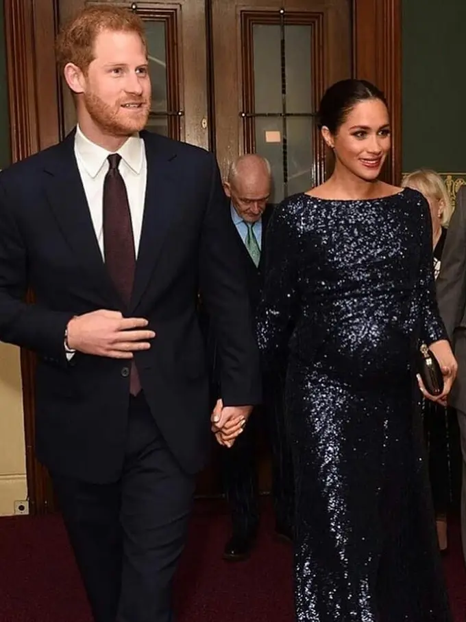 Meghan Markle Sontek Gaya Putri Diana dengan Gaun Sequin Biru