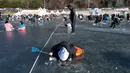 Festival es ini diselenggarakan di lingkungan sekitar Aliran Hwacheoncheon yang merupakan tempat tinggal alami bagi ikan trout dan berang-berang. (AP Photo/Ahn Young-joon)