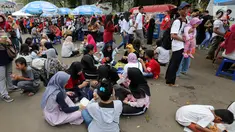 Pengunjung menikmati makan sambil lesehan jelang Closing Ceremony Asian Games 2018 di kawasan Gelora Bung Karno, Jakarta, Minggu (2/9). Mereka tidak mendapatkan kursi makan karena dipadati pengunjung. (Liputan6.com/Fery Pradolo)