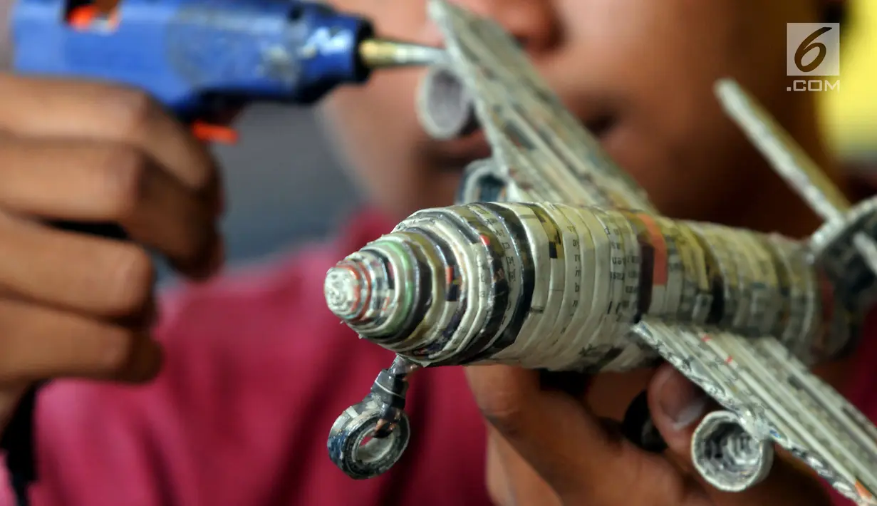 Perajin menyelesaikan pembuatan kerajinan tangan berbahan baku limbah koran di Dapur Akasia Art, Pamulang, Tangerang Selatan, Banten, Kamis (20/6/2019). Kerajinan tangan tersebut dijual dengan harga Rp 35 ribu-Rp 150 ribu per buah. (merdeka.com/Arie Basuki)