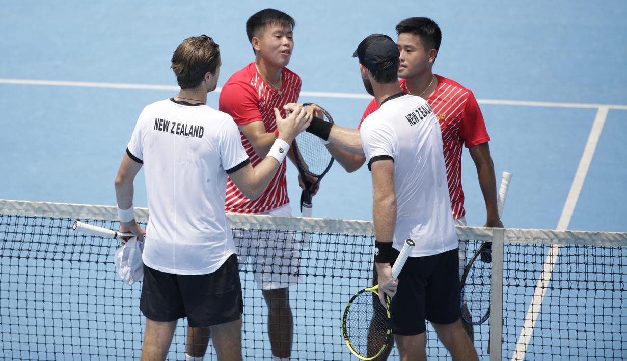 Ganda putra Indonesia, David Susanto / Anthony Susanto, saat melawan ganda putra Selandia Baru, Michael Venus / Marcus Daniell pada laga Piala Davis 2019 Grup II Zona Asia/Oceania di Stadion Tenis GBK, Jakarta, Sabtu (14/9). David / Anthony kalah 0-6 dan 2-6. (Bola.com/Vitalis Yogi Trisna)