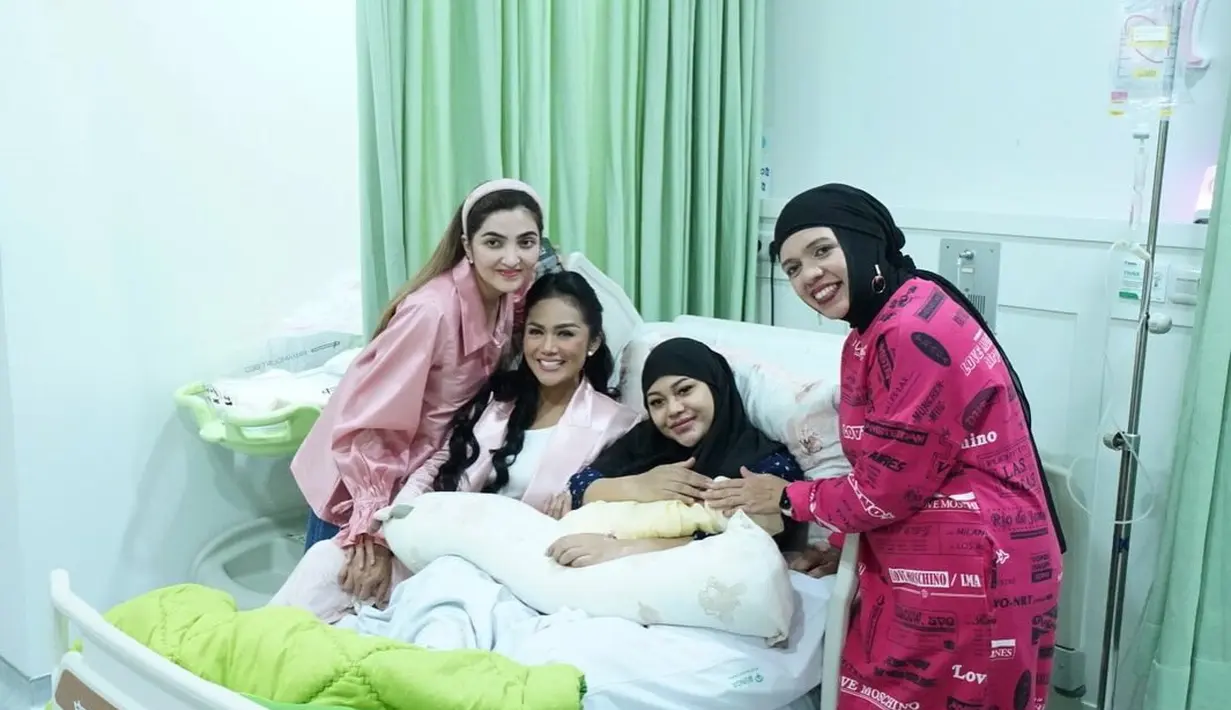 "Sampai tadi dia sungkem jam 4 pagi, kita sudah standby semua menuju kamar operasi. Jadi kita rasain sih ya, deg-degannya," kata Krisdayanti. [Instagram/genifaruk]