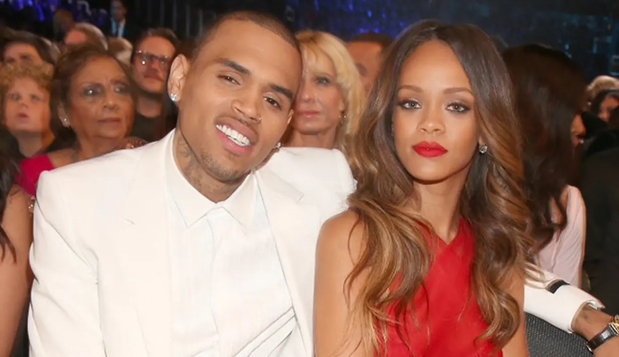 Rihanna, si penyanyi bertubuh mungil yang selama ini kisah cintanya selalu menjadi sorotan masyarakat. Baru dikabarkan akan segera menikah dengan pengusaha Hassan Jameel, kini keluarganya meminta ia kembali ke Chris Brown. (AFP/Christopher Polk)