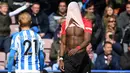 Gelandang Manchester United, Paul Pogba, menutup wajahnya saat ditahan imbang Huddersfield Town pada laga Premier League di Stadion John Smith, Minggu (5/5). Kedua tim bermain imbang 1-1. (AFP/Paul Ellis)