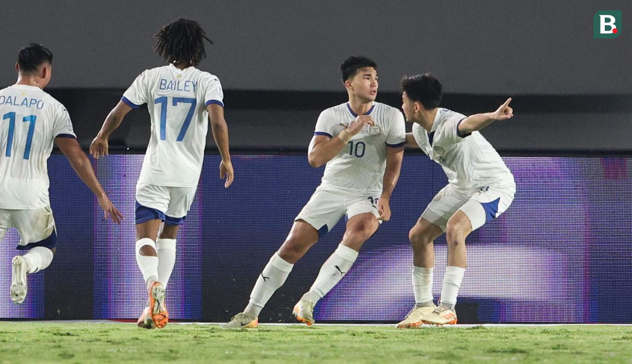 <p>Pemain Filipina, Bjorn Martin Davis Kristensen (kanan kedua) melakukan selebrasi bersama rekan-rekannya setelah mencetak gol ke gawang Timnas Indonesia melalui tendangan penalti saat laga Grup B Piala AFF 2024 yang berlangsung di Stadion Manahan, Solo, Jawa Tengah, Sabtu (21/12/2024). (Bola.com/Abdul Aziz)</p>