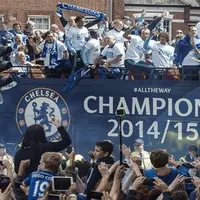 Parade arak-arakan kemenangan Chelsea di Liga Premier Inggris tak luput jadi bahan olok-olokan oleh para netizen di dunia maya.