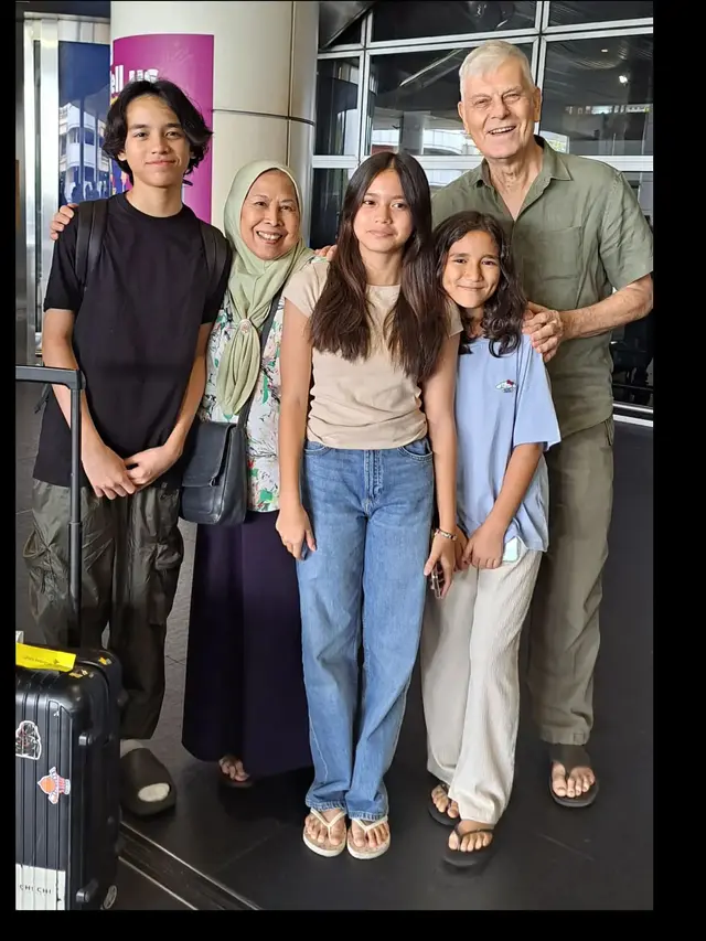 Tetap Akrab, Ini 7 Potret BCL dan Noah Bareng Keluarga Mendiang Ashraf Sinclair