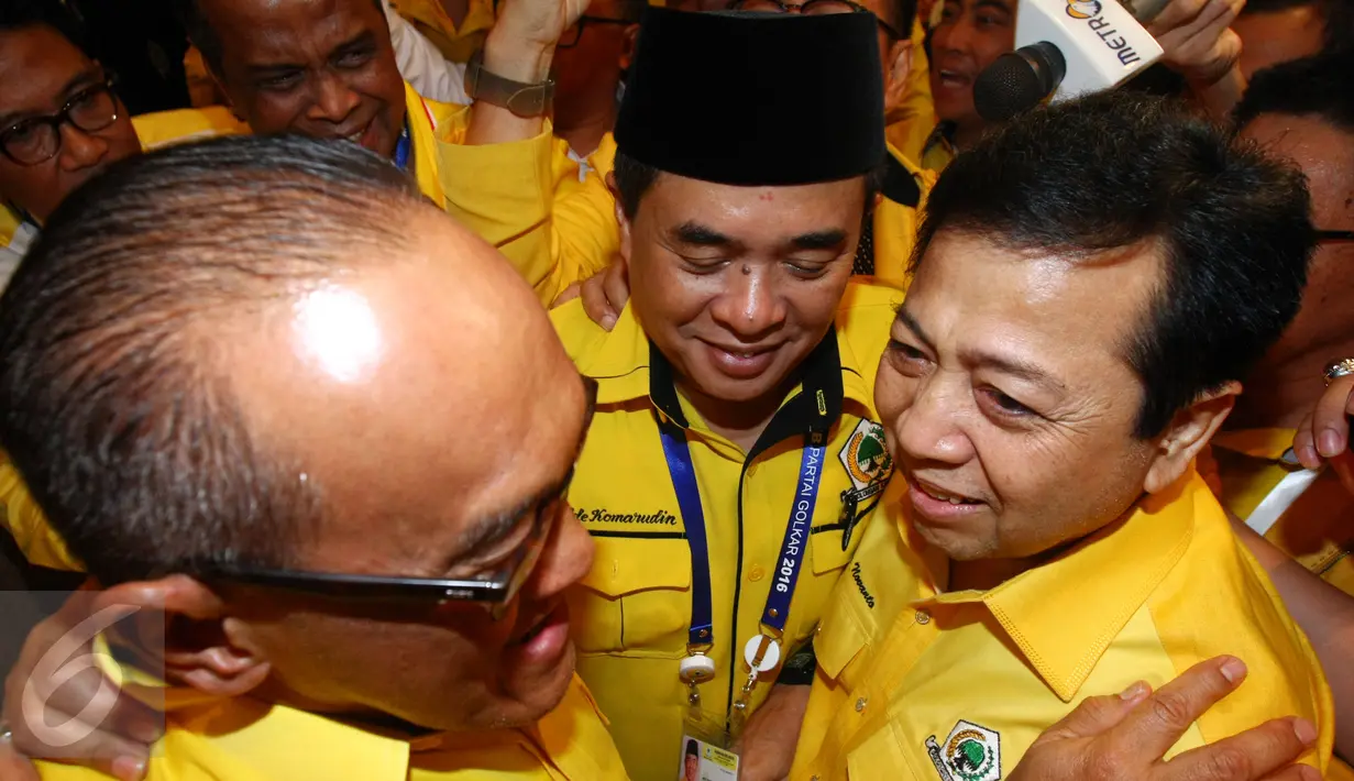 (Ki-ka) Aburizal Bakrie, Ade Komarudin dan Setya Novanto usai pemilihan Caketum Golkar di Munaslub Golkar, Bali, Selasa (17/5). Dalam voting, Setya Novanto terpilih menjadi Ketua Umum Golkar yang baru periode 2016-2019. (Liputan6.com/Johan Tallo)