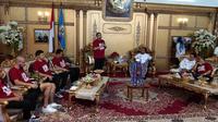 Rombongan skuat PSM diterima Wakil Gubernur Sulsel, Andi Sudirman Sulaiman, di rumah jabatan Gubernur Sulsel, Rabu (7/8/2019). (Bola.com/Abdi Satria)