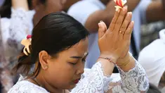 Seorang wanita Bali berdoa di sebuah pura untuk merayakan Galungan di Denpasar, Bali, pada tanggal 25 September 2024. (SONNY TUMBELAKA/AFP)