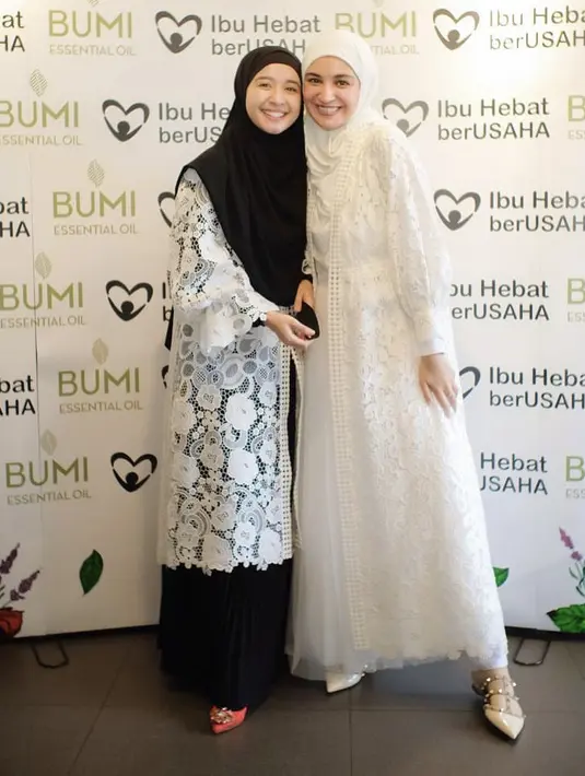 <p>Putih memang menjadi warna netral yang bisa dipadupadankan. Misalnya saja seperti Laudya Cynthia Bella dan Shireen Sungkar ini yang membuat long outer dari brokat dan bisa juga dijadikan dress. @laudyacynthiabella</p>