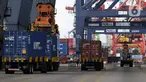 Suasana aktivitas bongkar muat peti kemas di Pelabuhan Tanjung Priok, Jakarta Utara, Rabu (16/6/2021). Badan Pusat Statistik (BPS) mencatat neraca perdagangan Indonesia pada bulan Mei 2021 kembali surplus sebesar USD 2,36 miliar dan menjadi tertinggi sepanjang tahun 2021. (Liputan6.com/Johan Tallo)