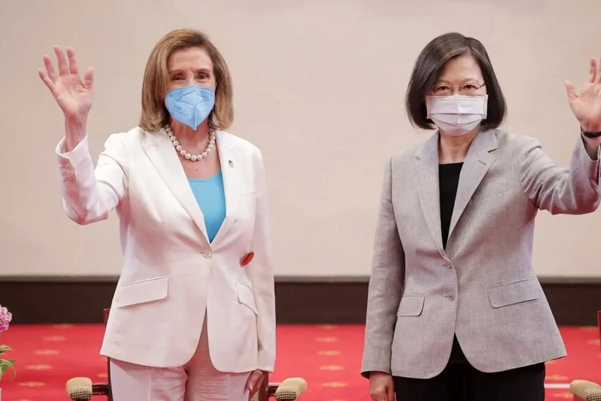 Ketua DPR AS Nancy Pelosi (kiri) melambai di samping Presiden Taiwan Tsai Ing-wen di Kantor Kepresidenan di Taipei. (Foto oleh Handout / Kantor Kepresidenan Taiwan / AFP)