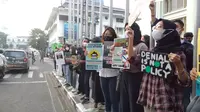 Sejumlah anak muda menggelar aksi damai menyuarakan isu perubahan iklim diakibatkan kerusakan lingkungan bagian dari gerakan Global Climate Strike, di samping Gedung Merdeka, Jalan Asia-Afrika, Kota Bandung, Jumat (25/3/2022) sore. (Foto: Liputan6.com/Dikdik R)