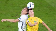 Toni Kroos (kiri) menciptakan 5 peluang dan membuat satu assist saat Jerman mengalahkan Ukraina 2-0, (12/6/2016). (AFP/Denis Charlet)