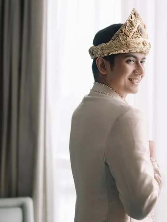 Sementara Teuku Ryan tampak gagah mengenakan beskap emas. Beskapnya dipadukan dengan kain songket. (Instagram/imagenic)