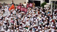 Ribuan Umat muslim  memenuhi ruas jalan Medan Merdeka  untuk melakukan aksi di depan Balai Kota Jakarta, Jumat (14/10). Mereka mendesak Gubernur DKI Jakarta, Basuki Tjahaja Purnama mundur. (Liputan6.com/Hemi Fithriansyah)