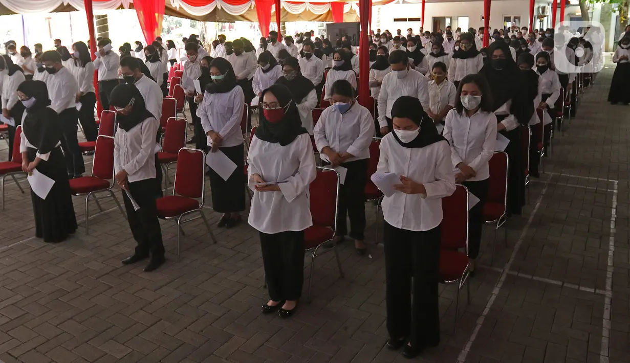 Peserta berdoa sebelum mengikuti proses Tes Standar Kompetensi Dasar (SKD) CPNS di BKN, Jakarta, Kamis (2/9/2021). Sebanyak 800 peserta mengikuti tes yang dibagi dua sesi dan menerapkan protokol kesehatan yang ketat. (Liputan6.com/Herman Zakharia)