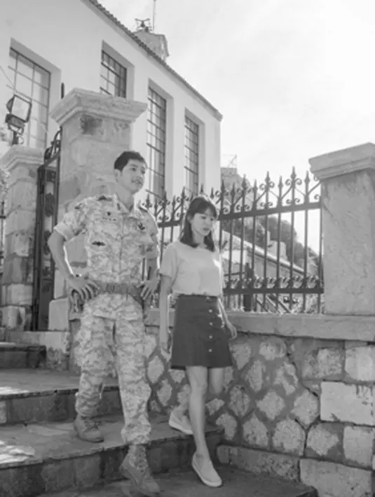 Berbagai kesempatan bersama, kehadiran Song Joong Ki dan Song Hye Kyo pun begitu ditunggu oleh penggemar. Kemesraan pun terjadi, Song Joong Ki dan Song Hye Kyo saling bergandengan tangan. (Soompi/Bintang.com)