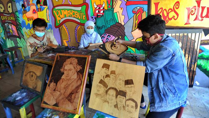 FOTO Mengintip Pembuatan Karya Seni Lukis  Bakar Bisnis 
