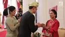 Putra Presiden RI ke-6 SBY, Agus Harimurti Yudhoyono atau AHY didampingi istri Annisa Pohan bersalaman dengan Ibu Negara Iriana Jokowi usai Upacara HUT ke-74 RI di Istana Merdeka, Jakarta, Sabtu (17/8/2019). AHY dan Annisa tampil berbaju adat Sumbar dan Kebaya. (Liputan6.com/HO/Anung Aninditio)