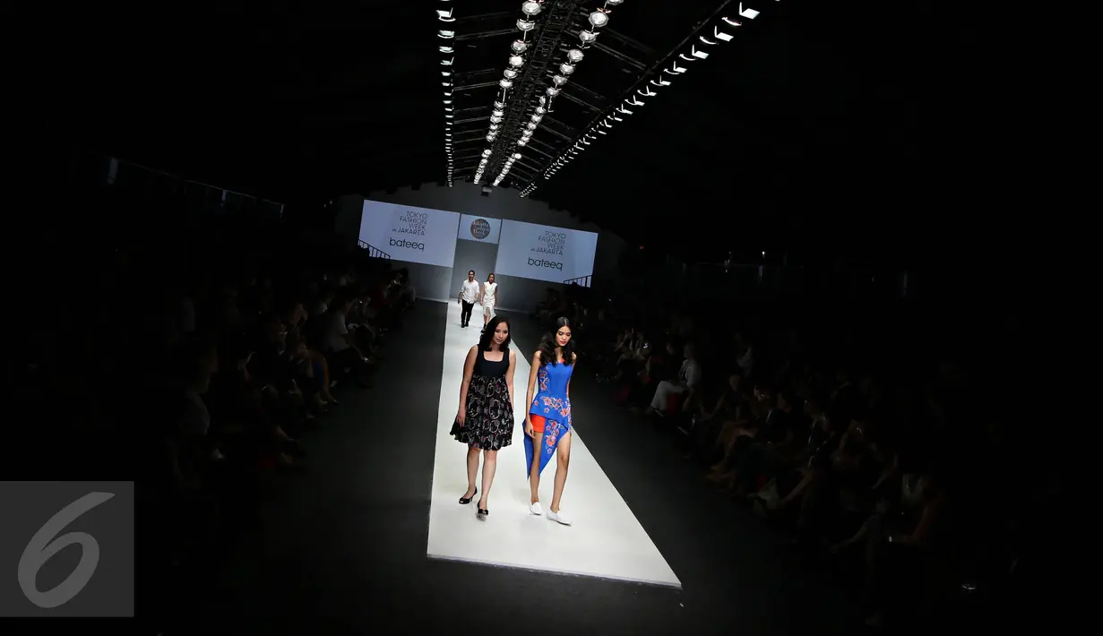 Model berpose pada parade fashion show yang menampilkan karya sejumlah desainer yang berpartisipasi di pembukaan Jakarta Fashion Week (JFW) 2016 di Senayan City, Sabtu (24/10/2015). (Liputan6.com/Imanuel Antonius)