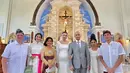 Maudy bersama suami dan anak gantengnya menghadiri pernikahan Adit dan Lala di Bali. Pemeran Zaenab itu bersama keluarganya kompak mengenakan busana putih-putih. [Instagram/maudykoesnaedi]