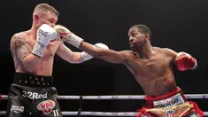 Petinju Amerika Serikat Jamel Herring (kanan) mendaratkan pukulan pada petinju Inggris Carl Frampton pada pertarungan gelar dunia kelas bulu super WBO di Dubai, UEA, Minggu (4/4/2021). (AP Photo/Kamran Jebreili)