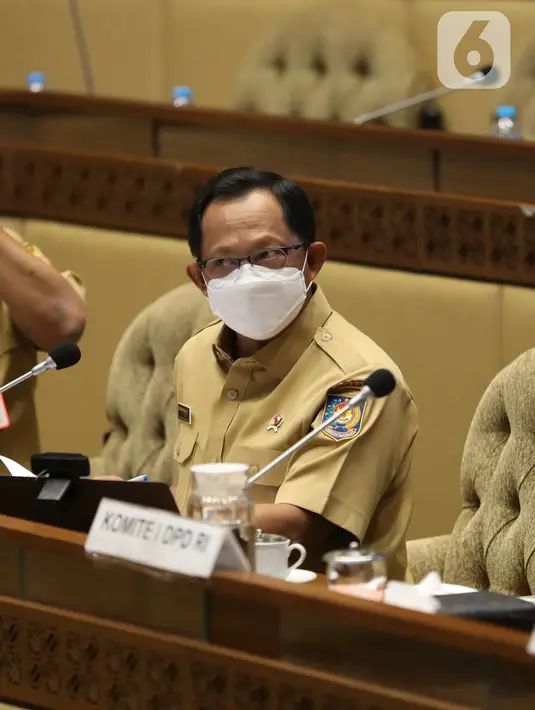 Mendagri Tito Karnavian saat mengikuti rapat kerja di Kompleks Parlemen MPR/DPR-DPD, Senayan, Jakarta, Selasa (21/6/2022). Rapat juga membahas Pengantar/Pandangan Pemerintah dan DPD RI terhadap RUU tentang 3 RUU Pembentukan Provinsi tersebut. (Liputan6.com/Angga Yuniar)
