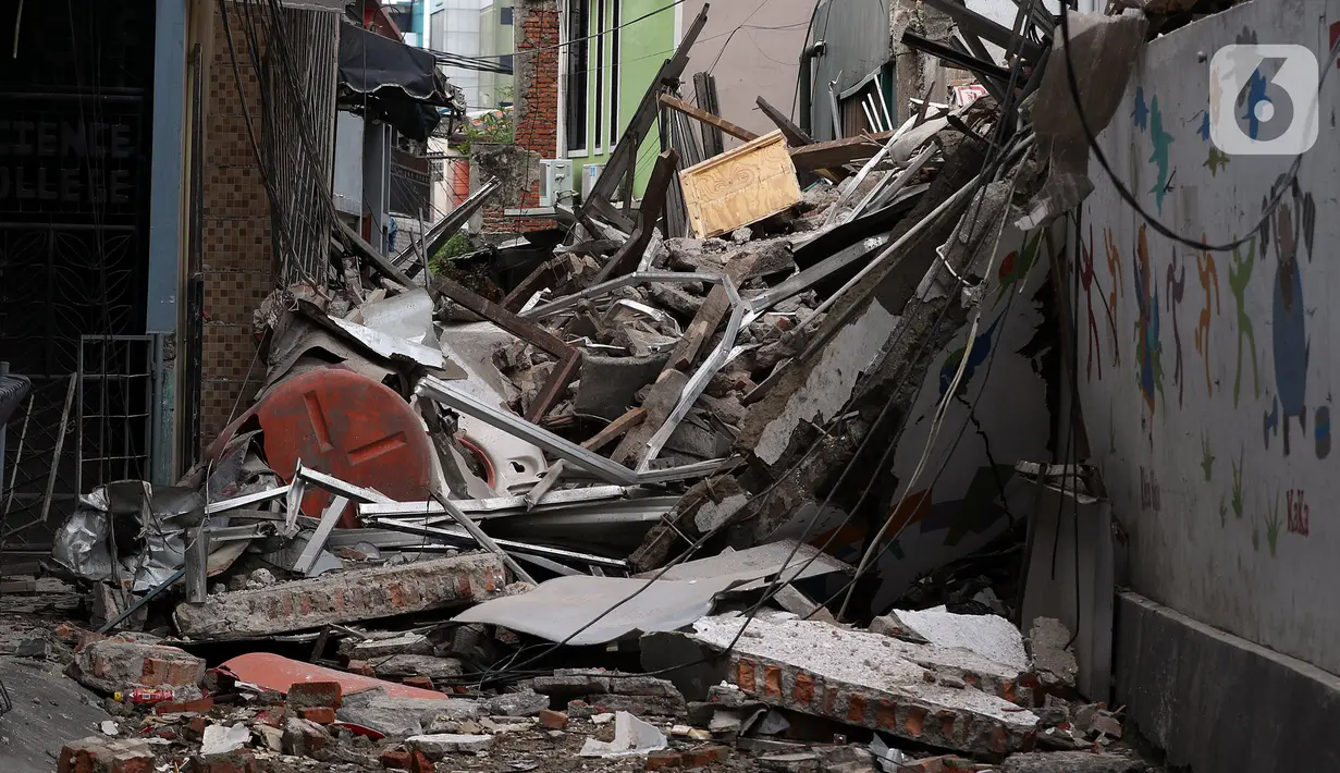 Puing reruntuhan dari gedung yang ambruk di Jalan Brigjen Katamso, Kota Bambu Selatan, Palmerah, Jakarta Barat, Senin (6/1/2020). Tiga orang dilaporkan terluka akibat tertima material gedung empat lantai tersebut. (Liputan6.com/Johan Tallo)
