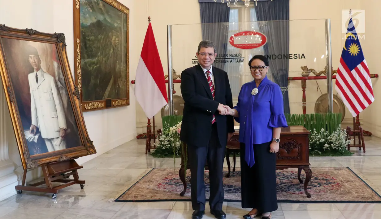 Menteri Luar Negeri RI Retno Marsudi (kanan) saat menerima kunjungan Menteri Luar Negeri Malaysia, Dato' Saifuddin Abdullah di Gedung Pancasila, Jakarta, Senin (23/7). Pertemuan berlangsung tertutup. (Liputan6.com/Helmi Fithriansyah)