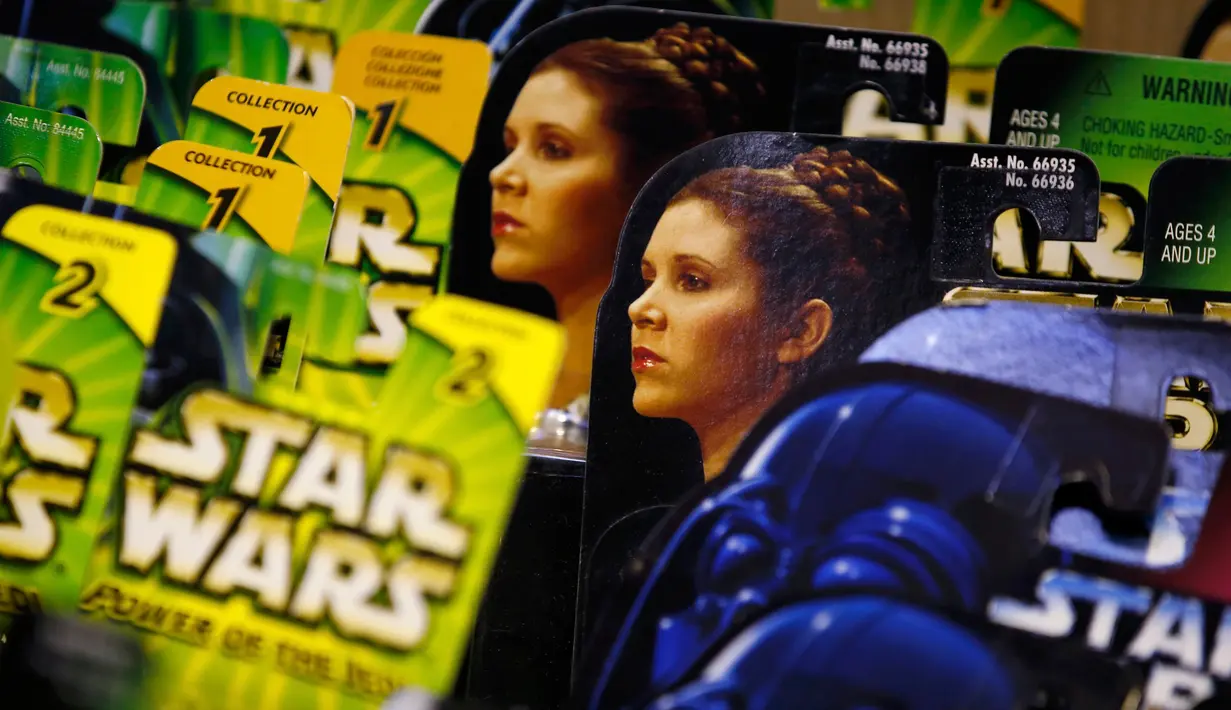 Mainan antik bertema Stars Wars dilelang di Rumah lelang Vectis di Stockton-on-Tees, Inggris (23/11/2015). Beragam pernak pernik bertema Stars Wars ikut meramaikan lelang bertema "Star Wars: The Force Awakens" tersebut. (Reuters/ Phil Noble)