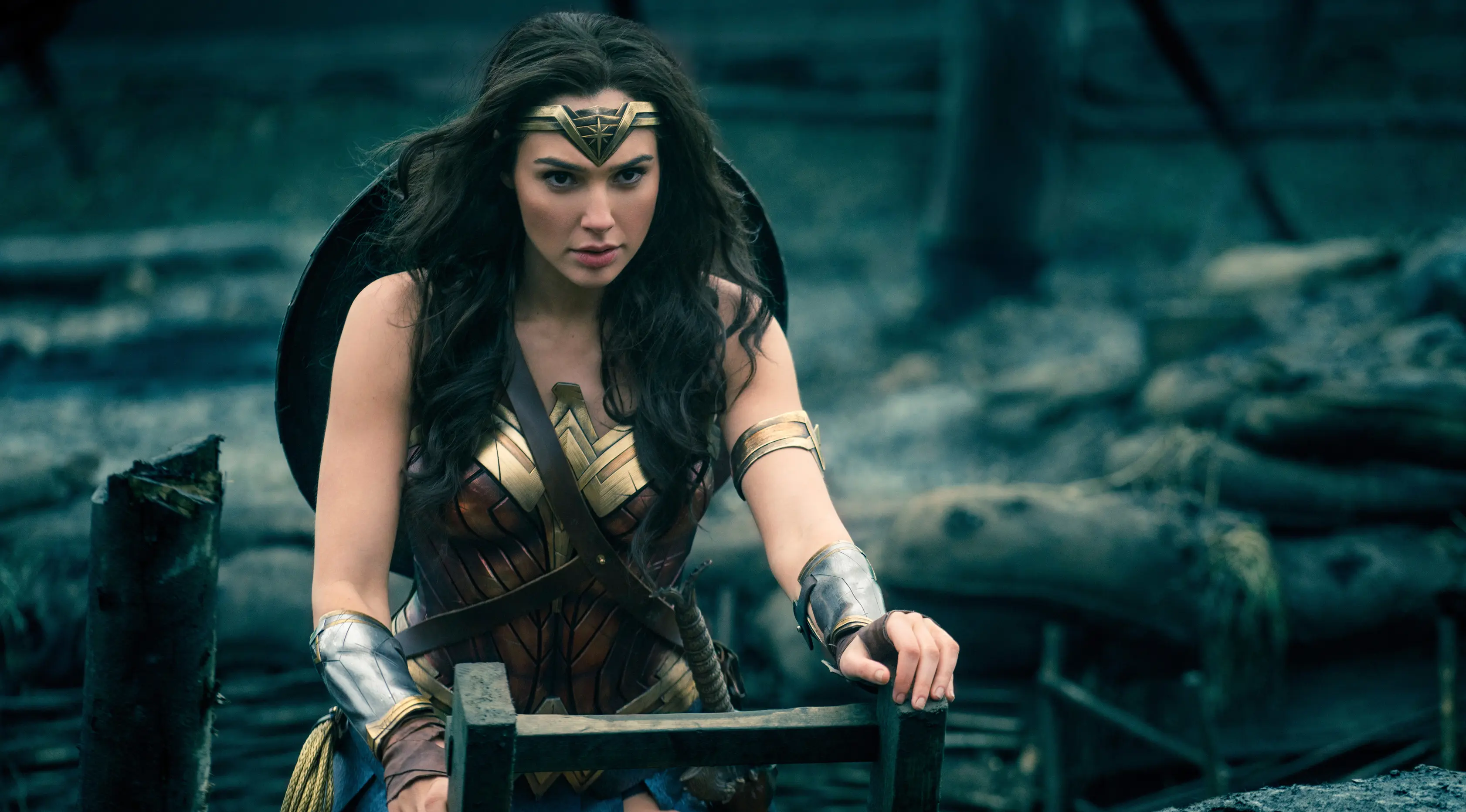 Aktris Gal Gadot saat memerankan Wonder Woman di film terbarunya. Film ini akan tayang di Amerika Serikat pada 2 Juni mendatang dan akan ditayangkan di Indonesia pada 31 Mei besok. (Clay Enos/Warner Bros. Entertainment via AP)