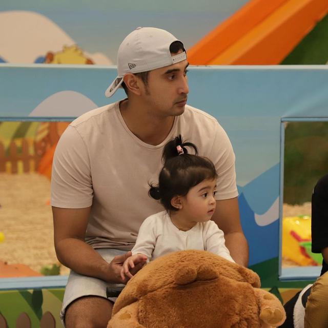 Ali Syakieb dan putrinya (https://www.instagram.com/p/CrQHkGPS5GW/)