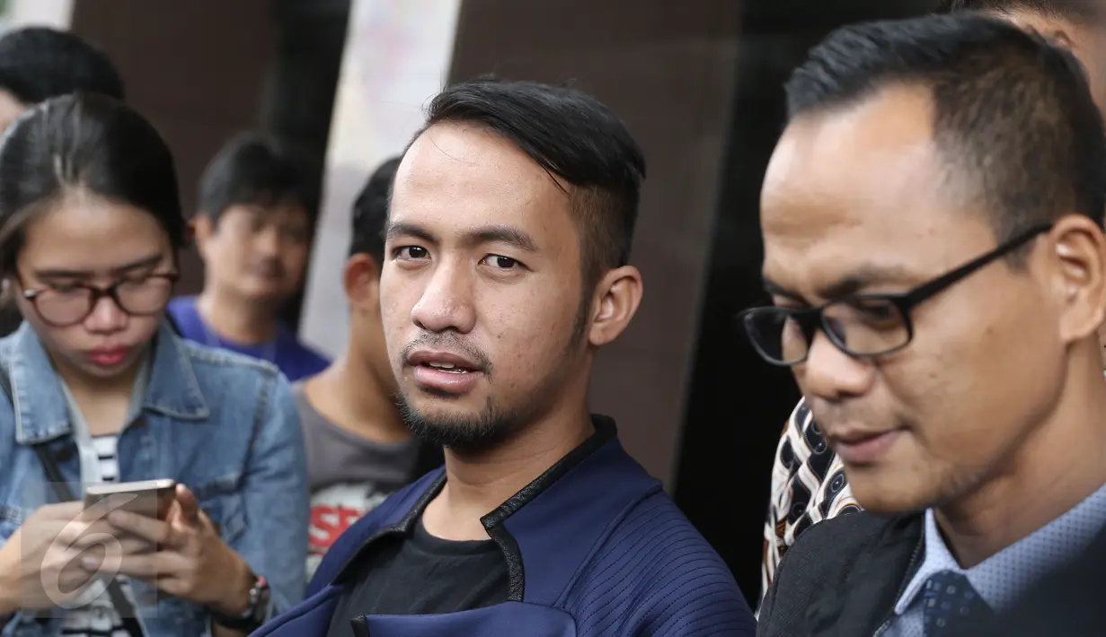 Asisten Julia Perez, Lucky dan kuasa hukumnya memberi keterangan kepada wartawan di gedung Polres Metro Jakarta Selatan, Kamis (2/2). Lucky melaporkan Nikita Mirzani atas kasus dugaan penganiayaan. (Liputan6.com/Herman Zakharia)